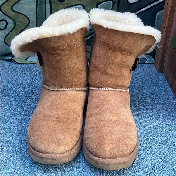 UGG Cream Shearling Boots - Picture 3 of 8